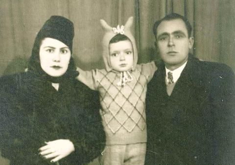 Annesi Dürdane,Ağabeyi Eşref,Babası Ahmet Ayas